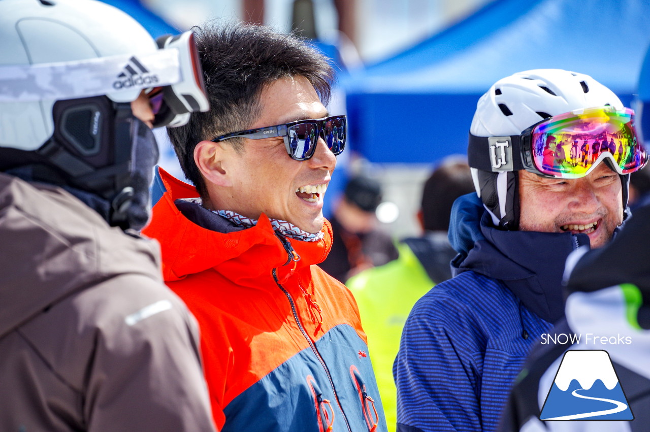 札幌国際スキー場 Mt.石井スポーツ ISHII SKI ACADEMY 校長・斉藤人之さんによる『斉藤塾』開講。本日のテーマは、「春雪！コブからスキーのたわみを楽しむ！！」(^^)v